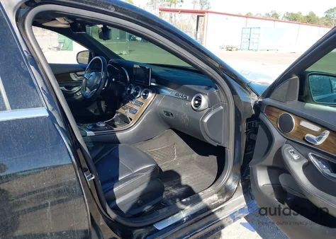 2017 Mercedes-Benz C 300 Sport z USA, uszkodzony, nr VIN 55SWF4JB0HU211520